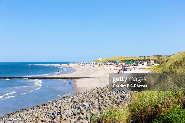 insel baltrum in der deutschen nordsee mit sandstrand an einem sonnigen tag - ostfriesland stock-fotos und bilder