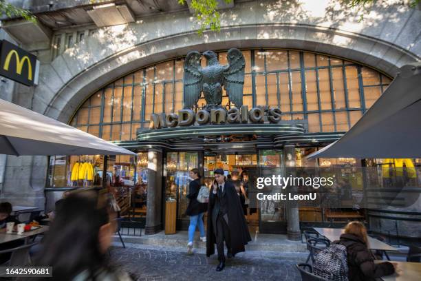 macdonald's, porto, portugal - bezirk-porto-portugal stock-fotos und bilder