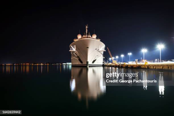 large yacht reflection at night - luxe jacht stockfoto's en -beelden
