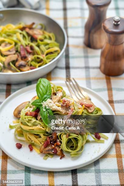 italian food, pasta mushroom and bacon - fettuccine stockfoto's en -beelden