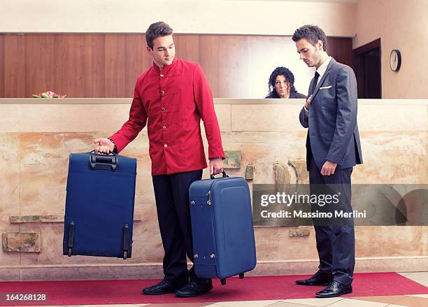 uomo d'affari nella lobby dell'hotel - bellhop foto e immagini stock