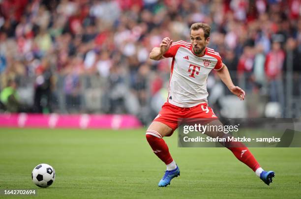 Harry Kane of Bayern Muenchen runs with a ball during the Bundesliga match between FC Bayern München and FC Augsburg at Allianz Arena on August 27,...