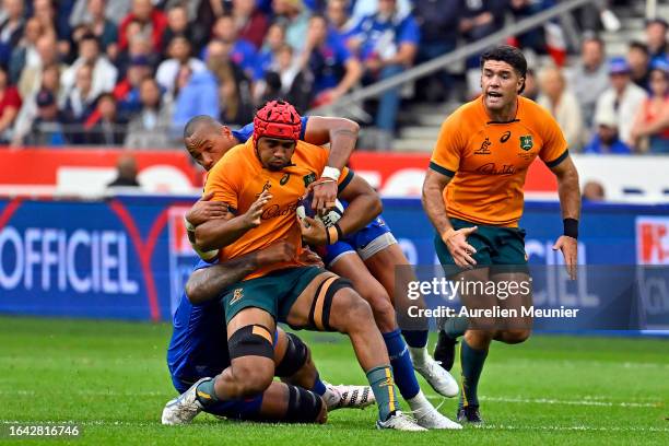 Langi Gleeson of Australia is tackled by Gael Fickou of France during the match between France and Australia at Stade de France on August 27, 2023 in...