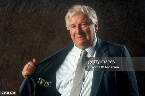 Peter Ustinov, English actor poses during a portrait session held on April 10, 1991 in Paris, France.