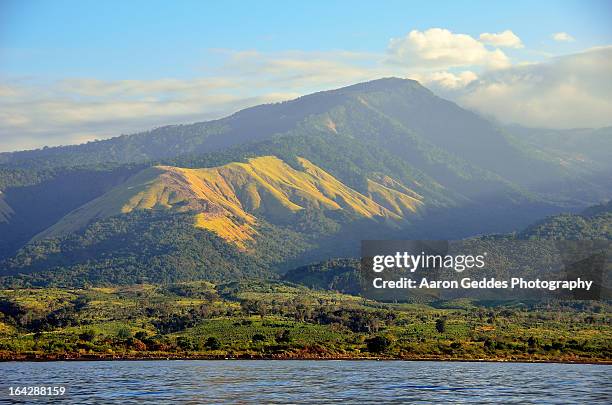 sumbawa island volcano - sumbawa foto e immagini stock