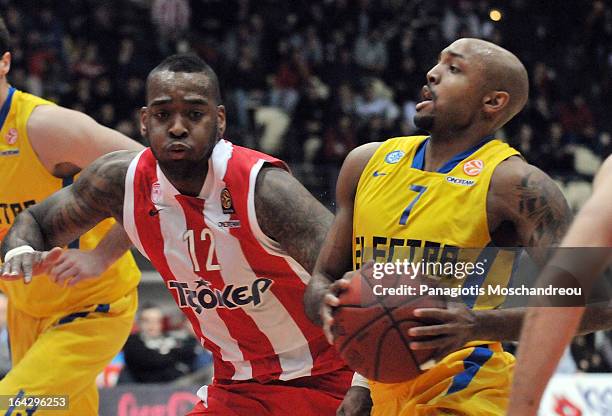 Ricky Hickman, #7 of Maccabi Electra Tel Aviv competes with Josh Powel, #12 of Olympiacos Piraeus during the 2012-2013 Turkish Airlines Euroleague...