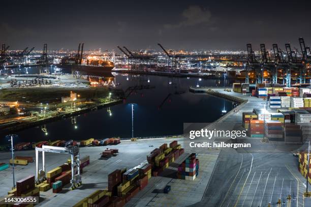 beleuchteter containerhof im hafen von los angeles bei nacht - aerial - port of los angeles stock-fotos und bilder