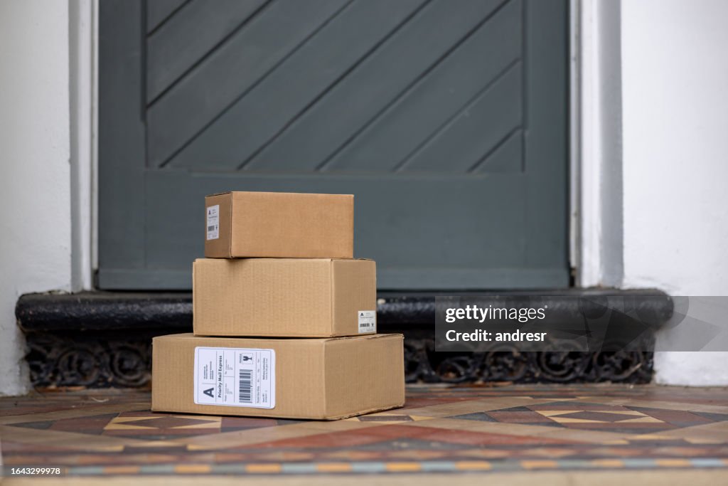 Paquetes dejados en el porche de una casa