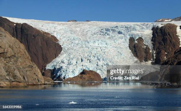 glacier in prince christian sound, greenland - prince christian sound greenland stock-fotos und bilder