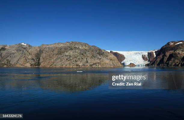 glacier in prince christian sound, greenland - prince christian sound greenland stock-fotos und bilder