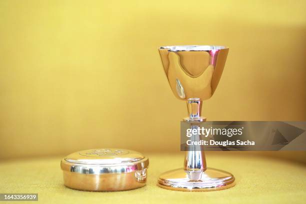 alter service items for a liturgical church celebration - roman altar imagens e fotografias de stock