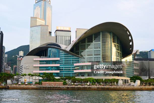 centro de convenções e exposições de hong kong, wan chai - centro de convenção e exposição de hong kong - fotografias e filmes do acervo