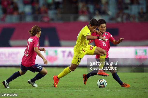 Dudu of Kashiwa Reysol competes for the ball against Jumpei Kusukami and Kim Sung-joon of Cerezo Osaka during the J.League J1 match between Cerezo...