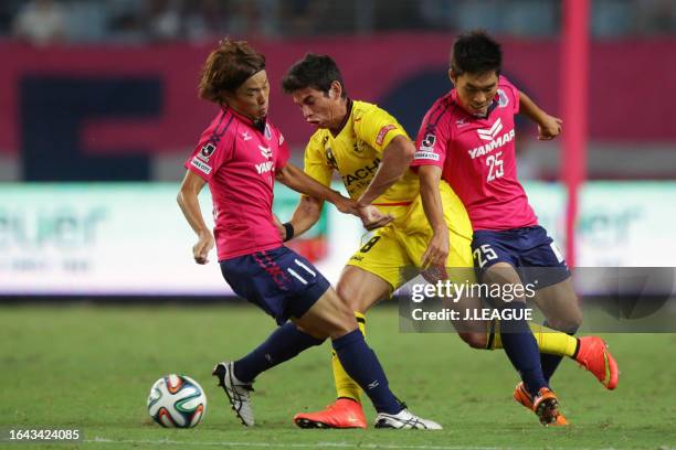 Dudu of Kashiwa Reysol competes for the ball against Jumpei Kusukami and Kim Sung-joon of Cerezo Osaka during the J.League J1 match between Cerezo...