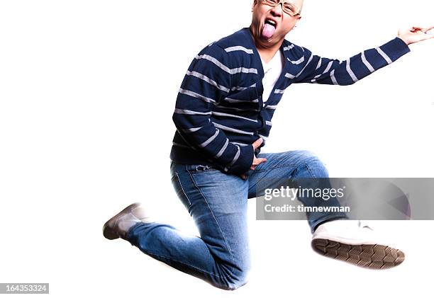 fun jumping young man playing air guitar - air guitar stockfoto's en -beelden