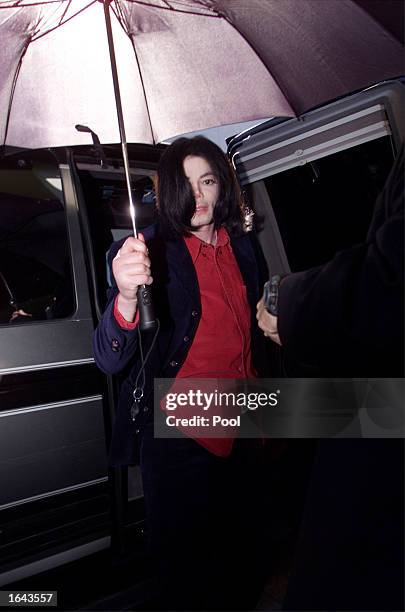 Musician Michael Jackson arrives at his civil trial in Santa Maria Superior Court November 14, 2002 in Santa Maria, California. The artist is being...