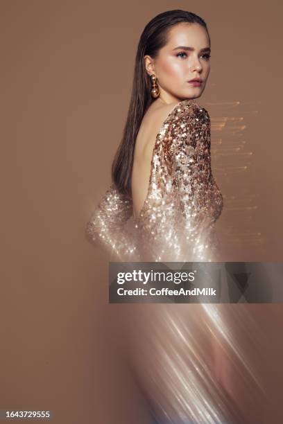 belle femme - robe blanche photos et images de collection