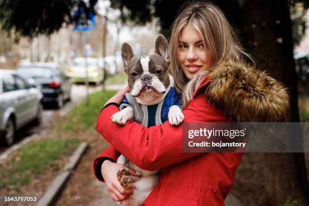 beste freunde umarmen sich im freien - portrait woman looking at camera brave stock-fotos und bilder