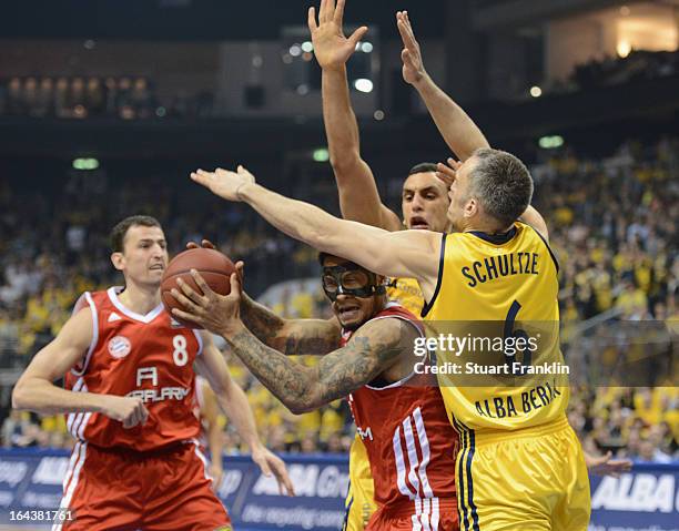 Lawrence Roberts of Muenchen is challenged by Sven Schultze of Berlin during the second semi final match of the Beko Bundesliga Top Four game between...