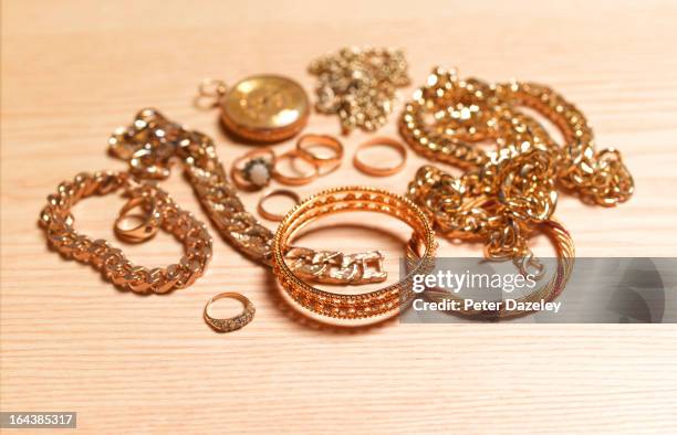 gold jewellery for recycling - cadena de oro fotografías e imágenes de stock