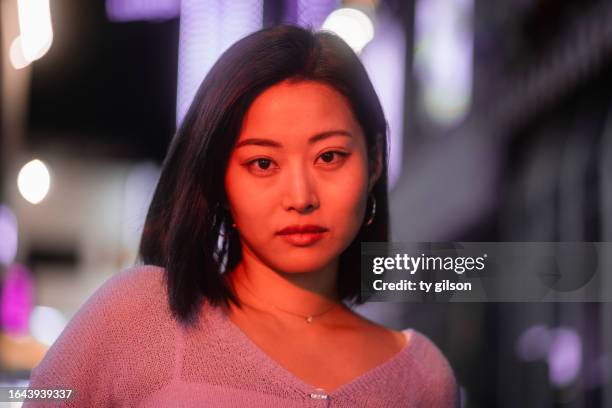 stadt weibliches nachtporträt - koreanischer abstammung stock-fotos und bilder