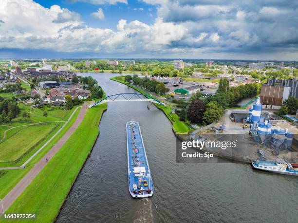 barco navegando por el canal zwolle ijssel visto desde arriba - zwolle fotografías e imágenes de stock