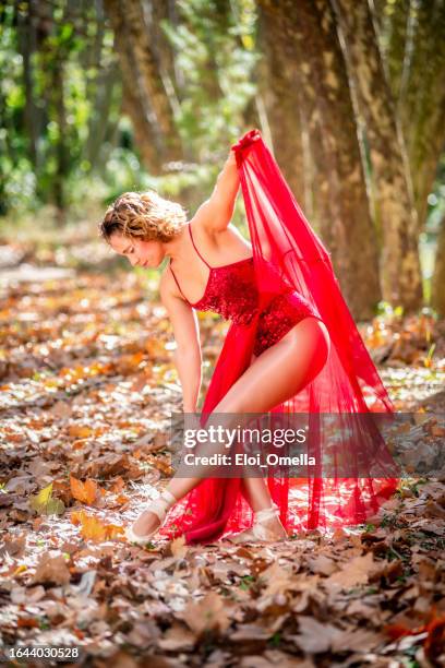danser dans la forêt - femme blonde 40 ans beauté portrait artistique photos et images de collection