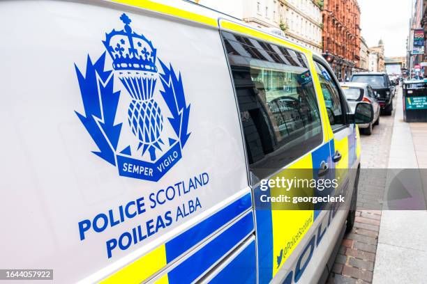 police scotland van in glasgow - glasgow schotland stockfoto's en -beelden