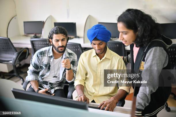 college students using desktop computers in computer lab - college students computer lab stock pictures, royalty-free photos & images
