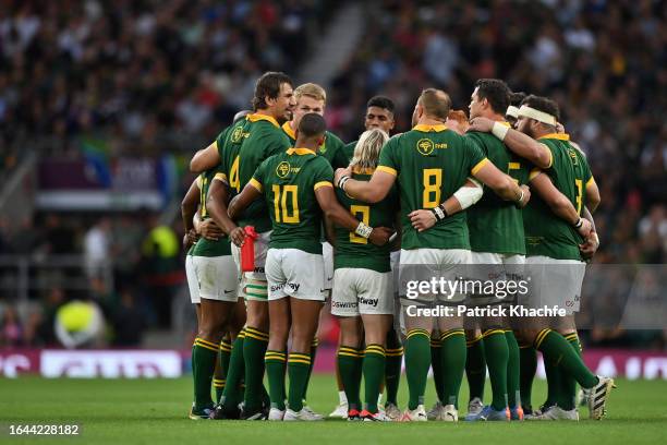 Eben Etzebeth of South Africa speaks to his team-mates in a huddle before kick-off during the Summer International match between New Zealand All...
