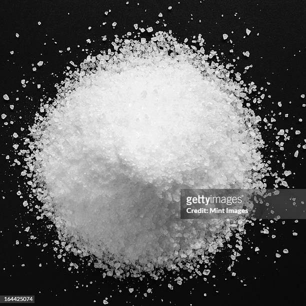 pile of coarse sea salt grains on a black background. - black and white food 個照片及圖片檔