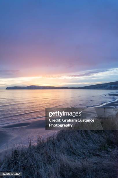 isle of wight sunset - bahía de freshwater isla de wight fotografías e imágenes de stock