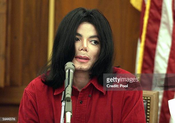 Musician Michael Jackson testifies during his civil trial in Santa Maria Superior Court November 14, 2002 in Santa Maria, California. The artist is...