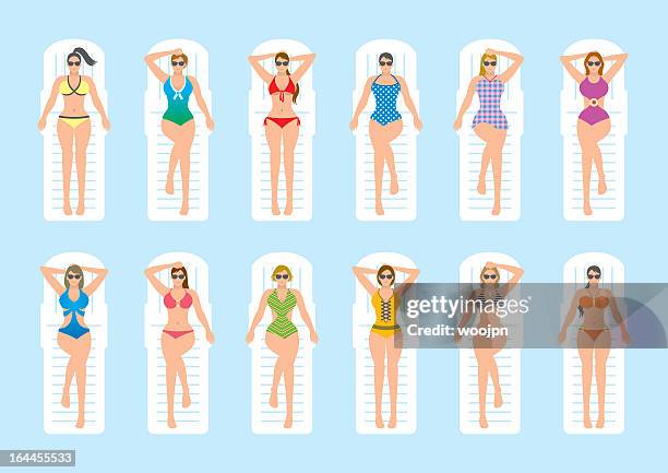 ilustraciones, imágenes clip art, dibujos animados e iconos de stock de mujeres tomar el sol en deckchairs - mujeres jóvenes