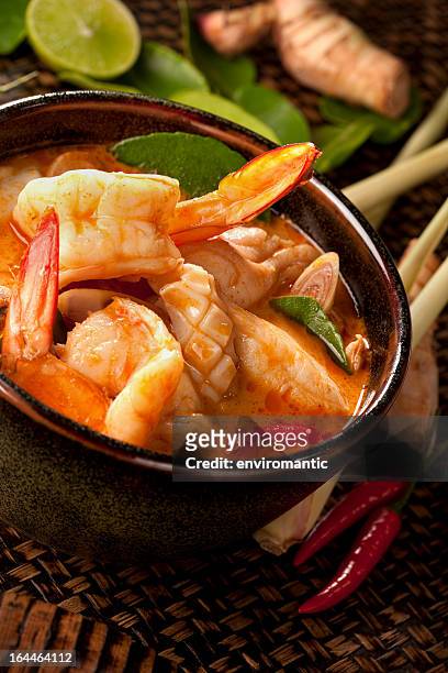 würzigem thailändischen tom yam meeresfrüchte-suppe. - tom yum suppe stock-fotos und bilder