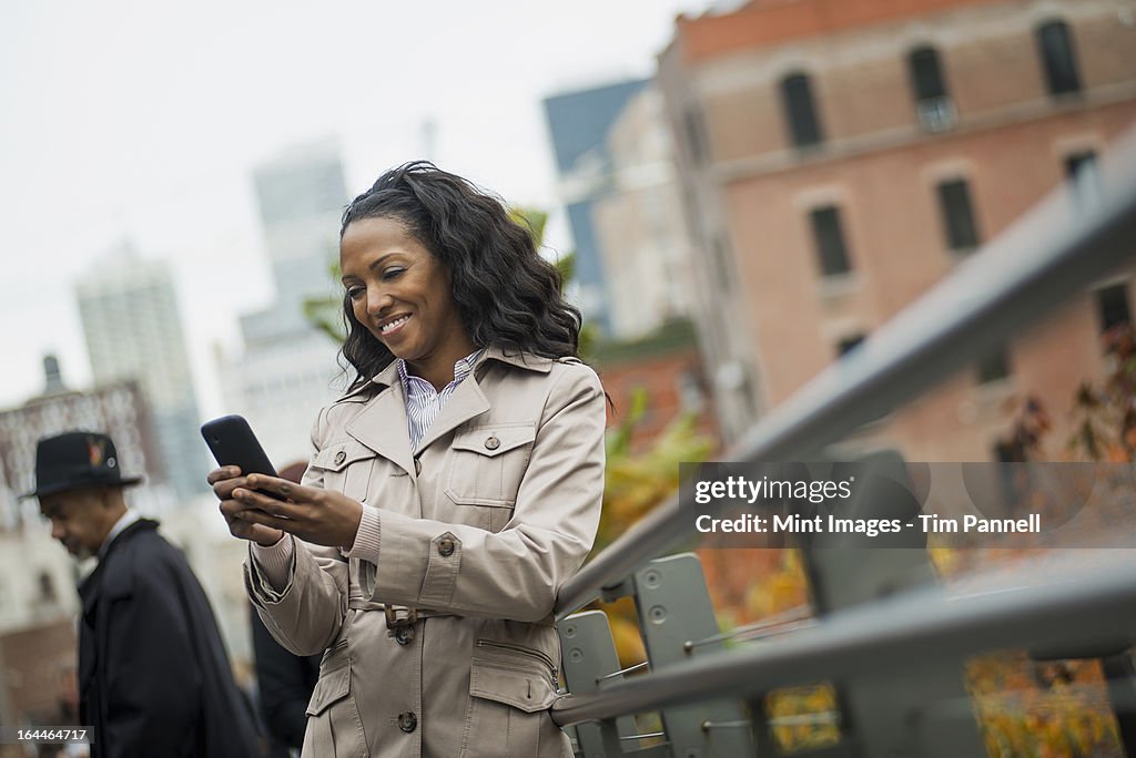 Vita di città. Una donna in un cappotto, controllo e inviare SMS