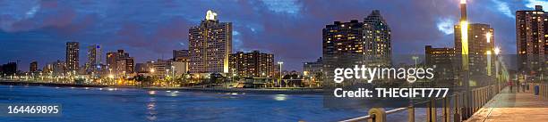 durban stadt abend-panorama - durban stock-fotos und bilder