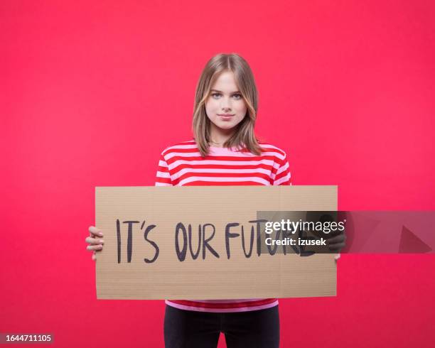 portrait of confident teenage female activist - un fixes imagens e fotografias de stock