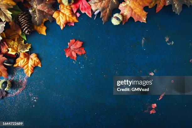 decorazione autunnale con foglie su sfondo rustico - autunno foto e immagini stock