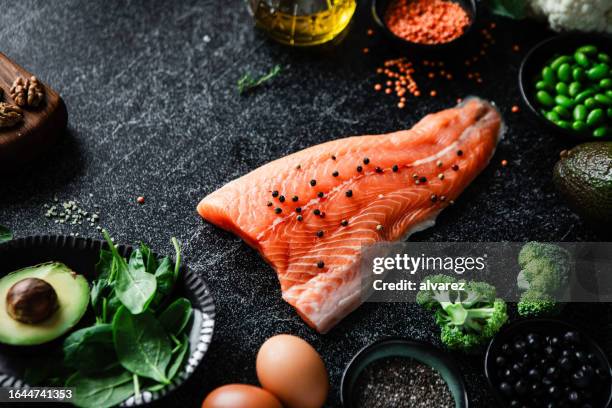 nahrungsquellen für omega-3-fettsäuren und gesunde zutaten - fischfutter stock-fotos und bilder
