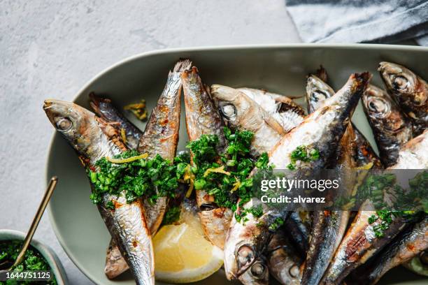 sardines frites servies au citron - sardine photos et images de collection