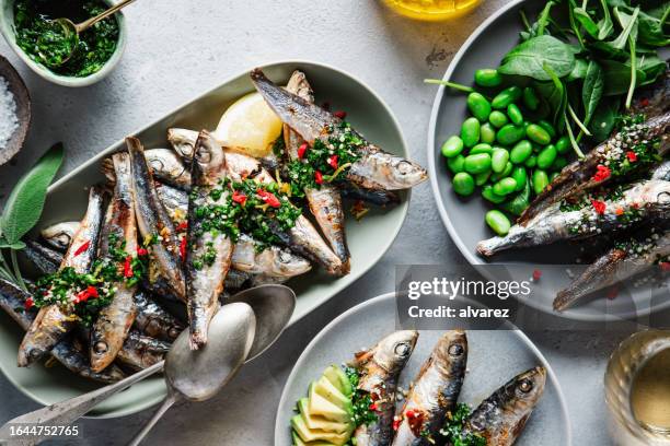 vue de dessus des fruits de mer épicés servis sur la table du dîner - sardine photos et images de collection