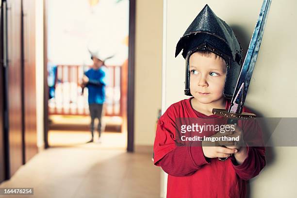 kleine jungen spielen knights - army soldier toy stock-fotos und bilder