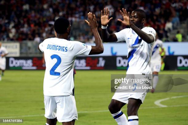 Denzel Dumfries of Inter celebrates his goal with the team mates during the Serie A TIM match between Cagliari Calcio and FC Internazionale at...