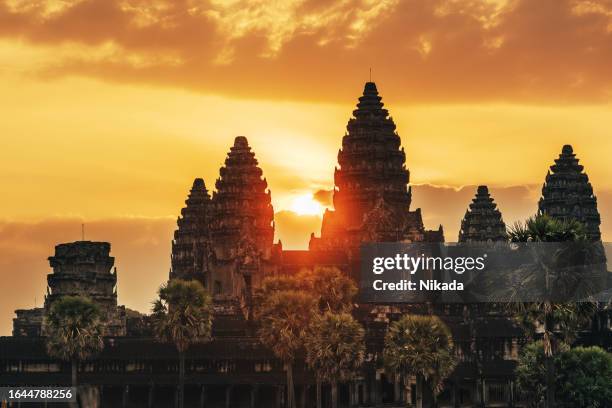 sonnenaufgang am angkor wat tempel in kambodscha - angkor wat stock-fotos und bilder
