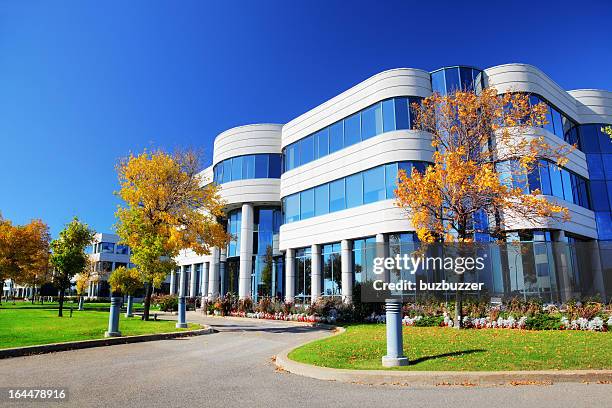 bâtiment d'entreprise coloré de l'automne - clinic photos et images de collection