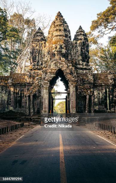 road leading through the north gate of angkor thom, cambodia - angkor wat bayon stockfoto's en -beelden