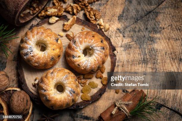 christmas cake sprinkled with sugar - christmas breakfast stock pictures, royalty-free photos & images