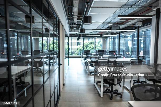 interior vacío de una oficina - espacio de trabajo virtual compartido fotografías e imágenes de stock
