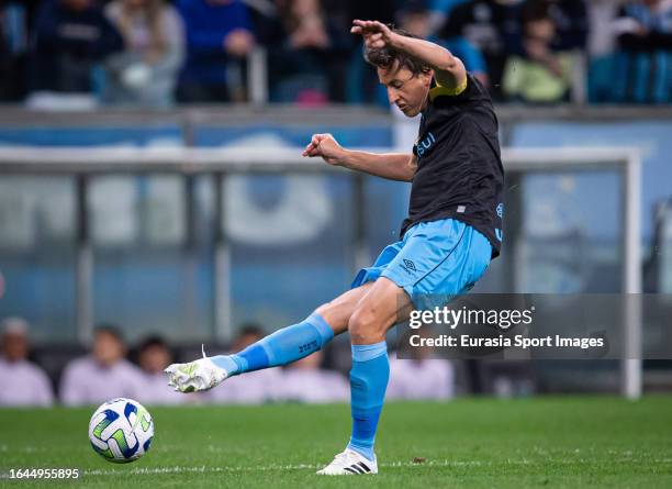 Pedro Geromel of Gremio passes the ball during Campeonato Brasileiro Serie A match between at Gremio and Cruzeiro Arena do Gremio on August 27, 2023...